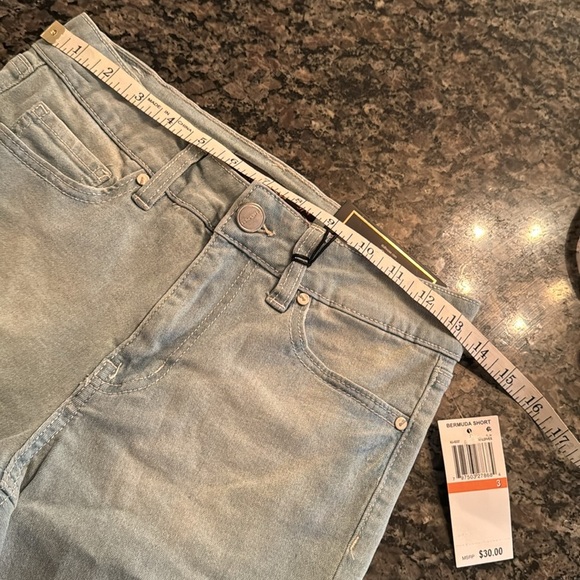 Dollhousee light wash Bermuda denim frayed high rise shorts NWT 3/4 - Picture 6 of 8